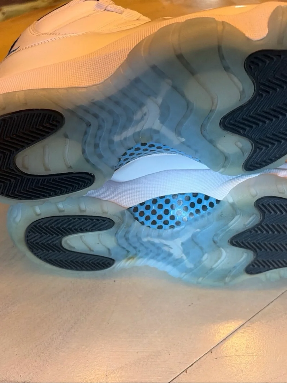 Mens Air Jordan 11 Retro 2024 Legend Blue / Columbia Size 9.5US, Good Condition